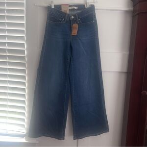 NWT Levi’s (25) 318 Shaping Wide Leg Jeans